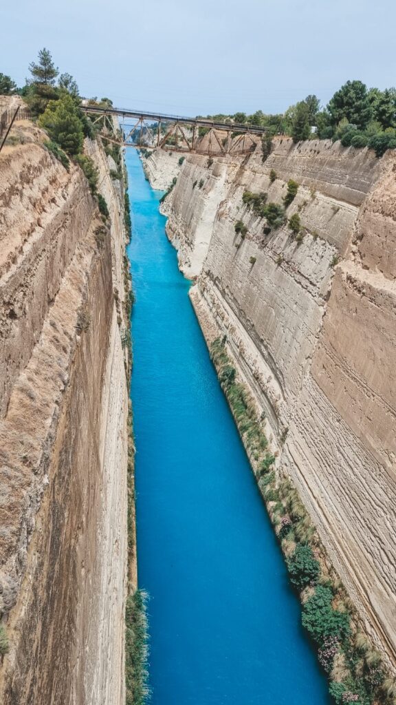 Canal de Corinto na Grécia com suas altas paredes rochosas e águas azul-turquesa vistas de cima