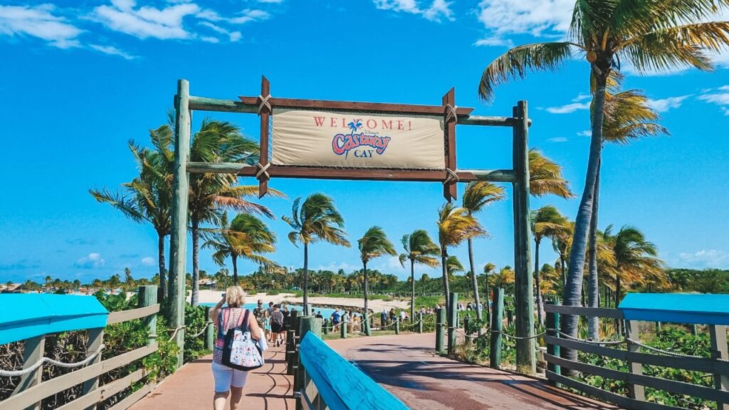 castaway-cay-entrance Entrada de Castaway Cay, ilha privativa da Disney nas Bahamas, com letreiro colorido e clima tropical