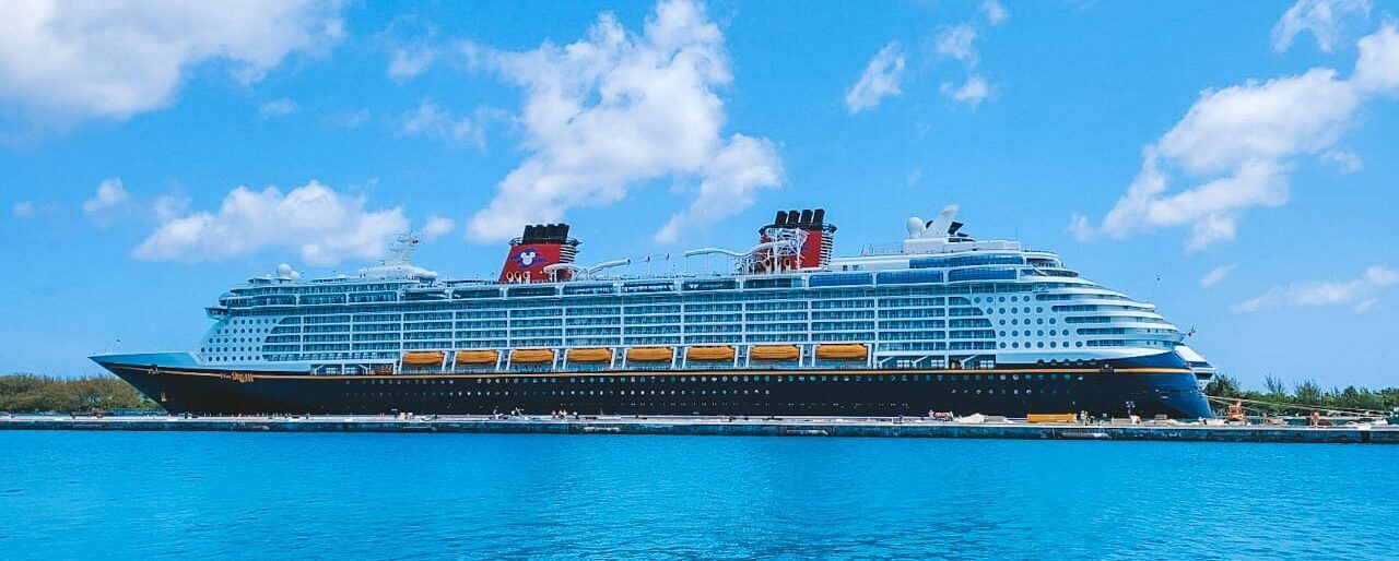 Navio Disney Dream navegando pelas águas cristalinas das Bahamas durante o cruzeiro de lua de mel