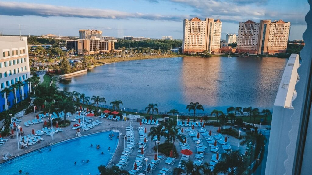 endless-summe-room-view Vista do quarto no Endless Summer Resort, com piscina e lago ao fundo — cenário perfeito para relaxar durante a lua de mel em Orlando