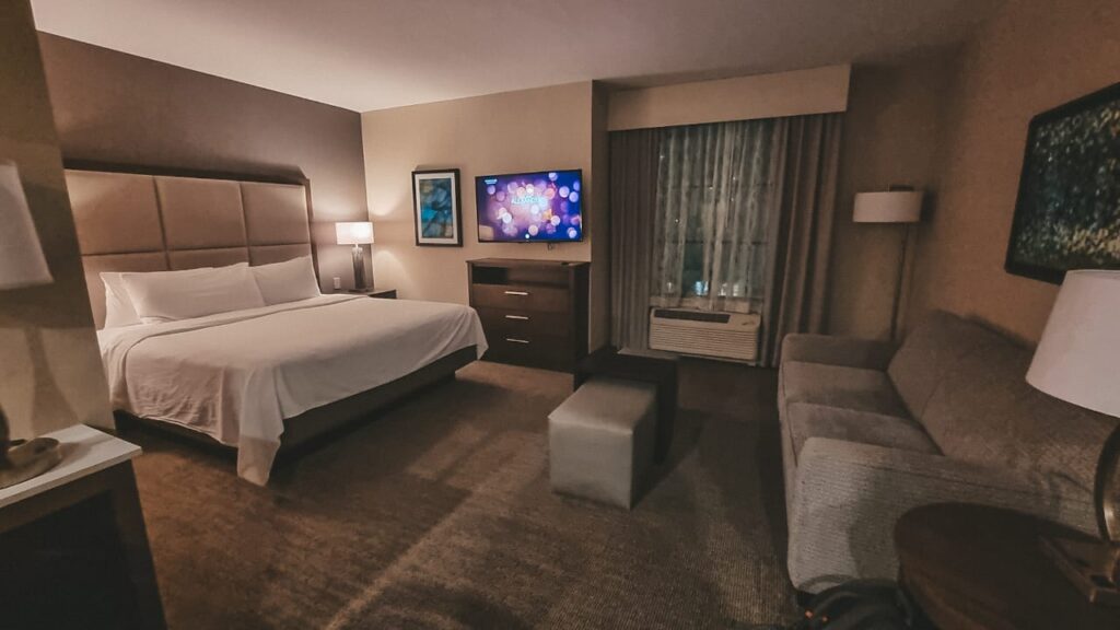 homewood-suites-room Quarto espaçoso e confortável do Homewood Suites em Orlando, ideal para casais em lua de mel
