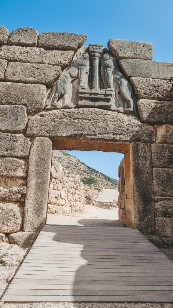 Porta dos Leões em Micenas, entrada monumental em pedra esculpida do sítio arqueológico na Grécia