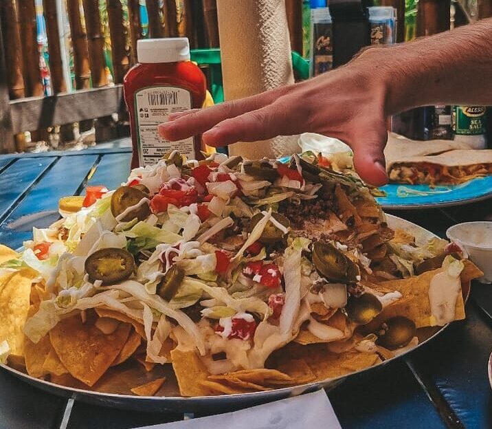 Prato enorme de nachos servido em Sarasota, perfeito para compartilhar em um almoço descontraído.