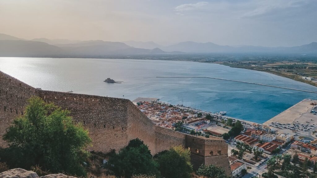 Vista incrível de Nafplio vista do alto da Fortaleza de Palamidi, com o mar azul brilhando ao fundo