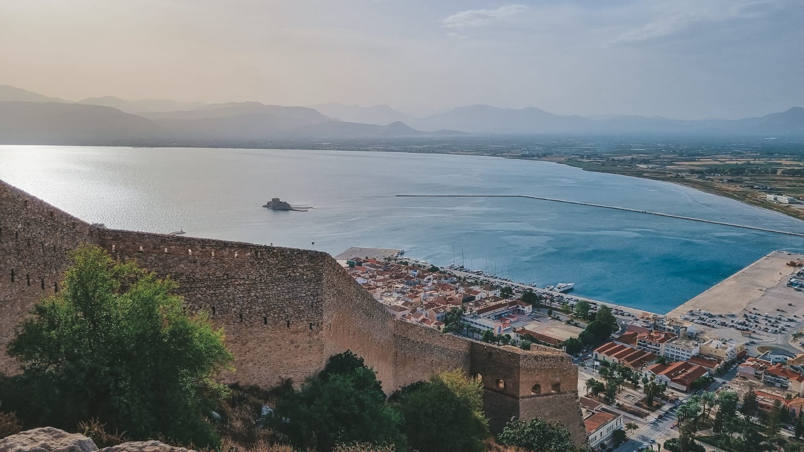 Vista incrível de Nafplio vista do alto da Fortaleza de Palamidi, com o mar azul brilhando ao fundo