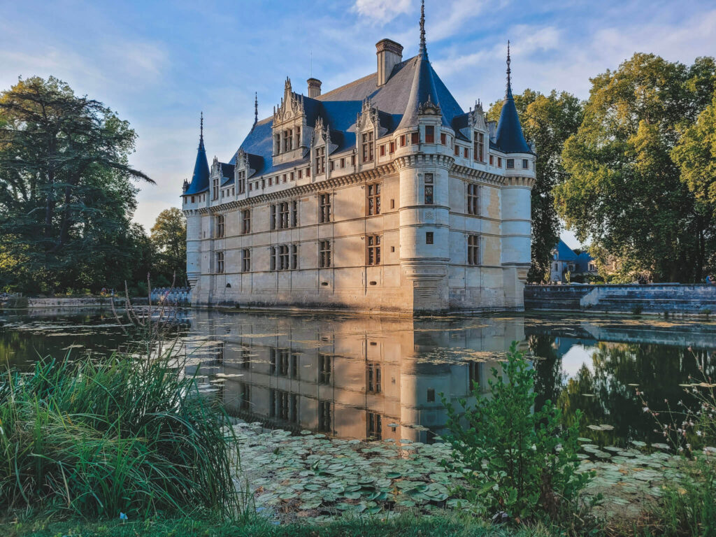 Castelo de Azay-le-Rideau refletido nas águas, Vale do Loire