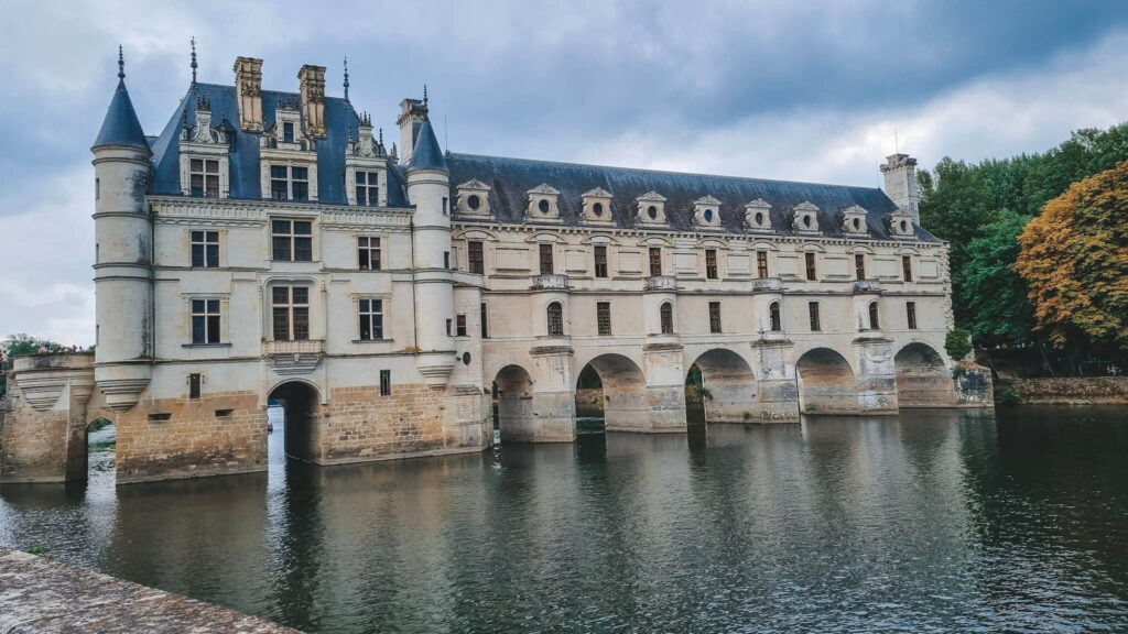 Castelo de Chenonceau no Vale do Loire construído sobre o rio Cher