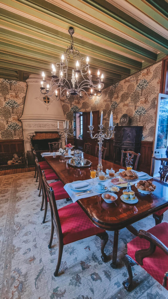 Sala de jantar do Château de Beauvais no Vale do Loire, café da manhã